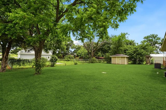 107 Sayles Street, Brenham, TX 77833