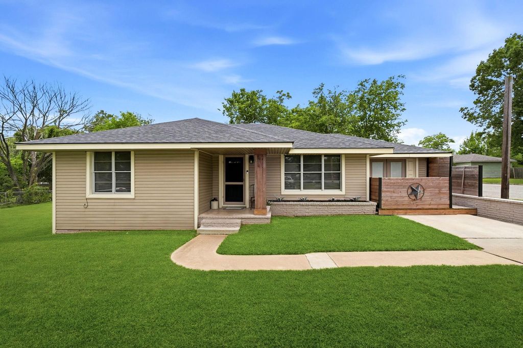 107 Sayles Street, Brenham, TX 77833