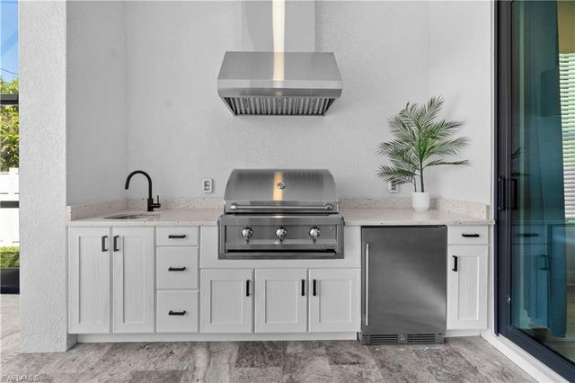 551 97th AVE N, Naples, FL 34108