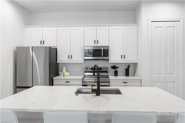 551 97th AVE N, Naples, FL 34108