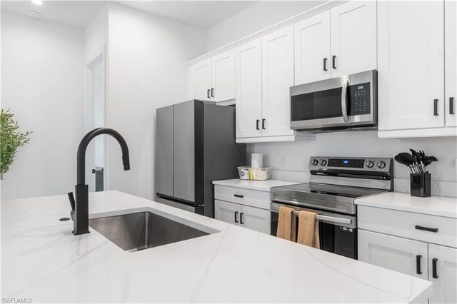 551 97th AVE N, Naples, FL 34108