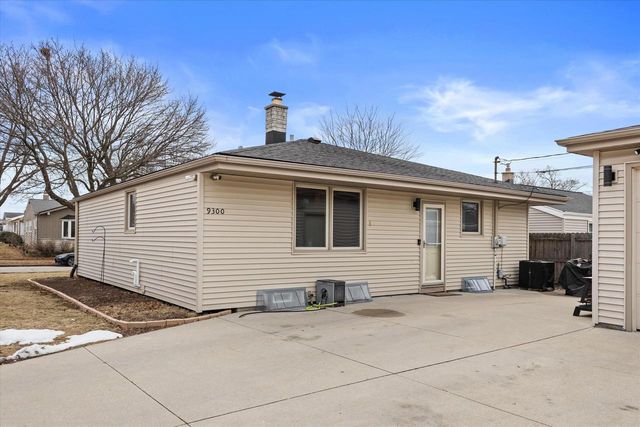 9300 W Eden PLACE, Milwaukee, WI 53228