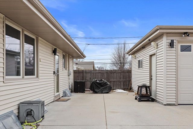 9300 W Eden PLACE, Milwaukee, WI 53228