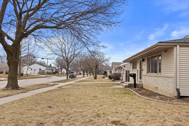 9300 W Eden PLACE, Milwaukee, WI 53228