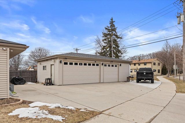 9300 W Eden PLACE, Milwaukee, WI 53228