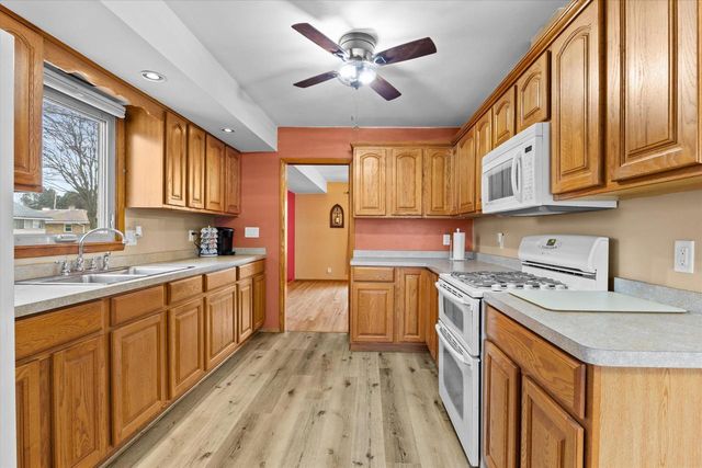 9300 W Eden PLACE, Milwaukee, WI 53228