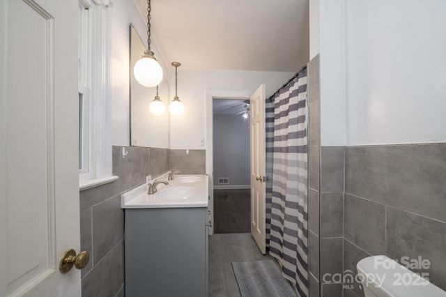 310 25th Avenue NW, Hickory, NC 28601