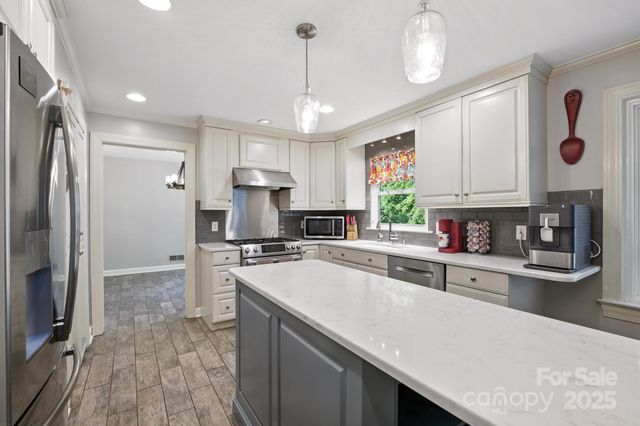 310 25th Avenue NW, Hickory, NC 28601