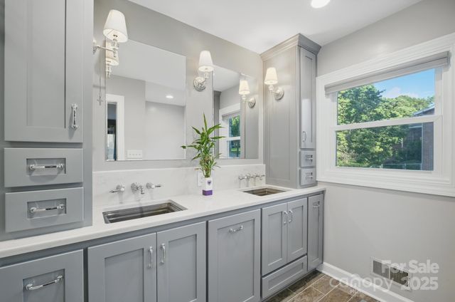310 25th Avenue NW, Hickory, NC 28601