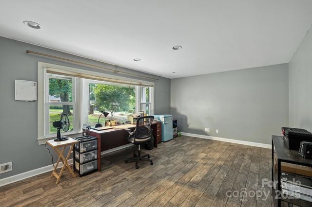 310 25th Avenue NW, Hickory, NC 28601