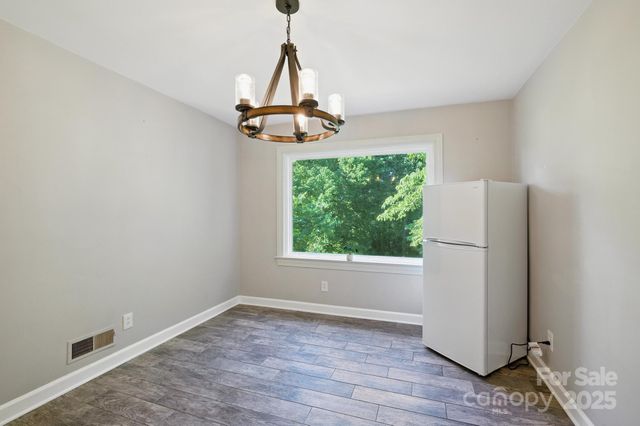 310 25th Avenue NW, Hickory, NC 28601