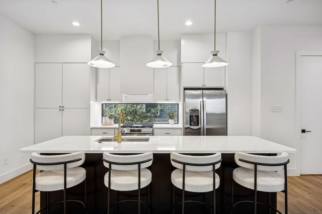 2147 Mail Avenue 102, Dallas, TX 75235