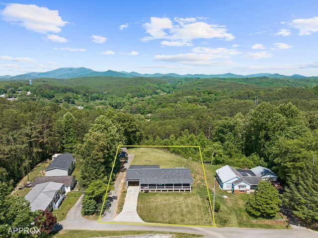 111 Briggs Street, Mccaysville, GA 30555