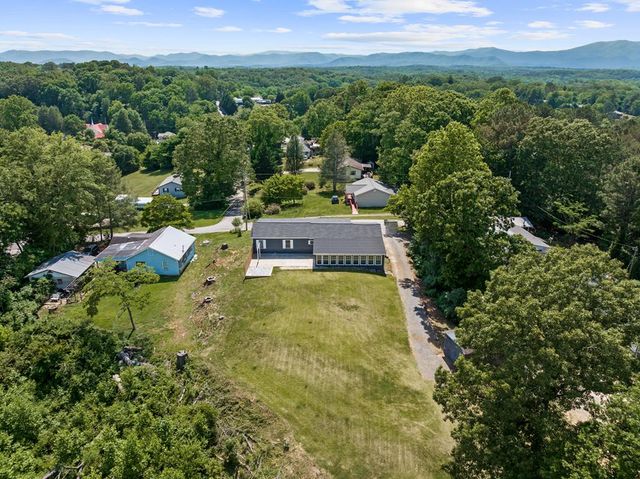 111 Briggs Street, Mccaysville, GA 30555
