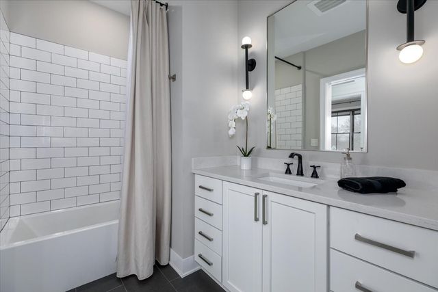 419 Main Street, Pella, IA 50219