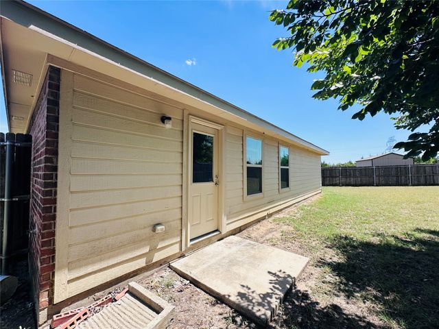 1703 Eagle River Trail, Lancaster, TX 75146