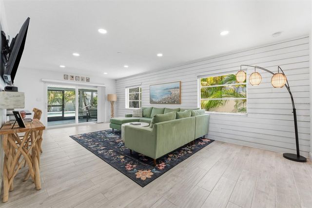 2701 67TH WAY N, St Petersburg, FL 33710