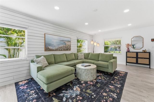 2701 67TH WAY N, St Petersburg, FL 33710