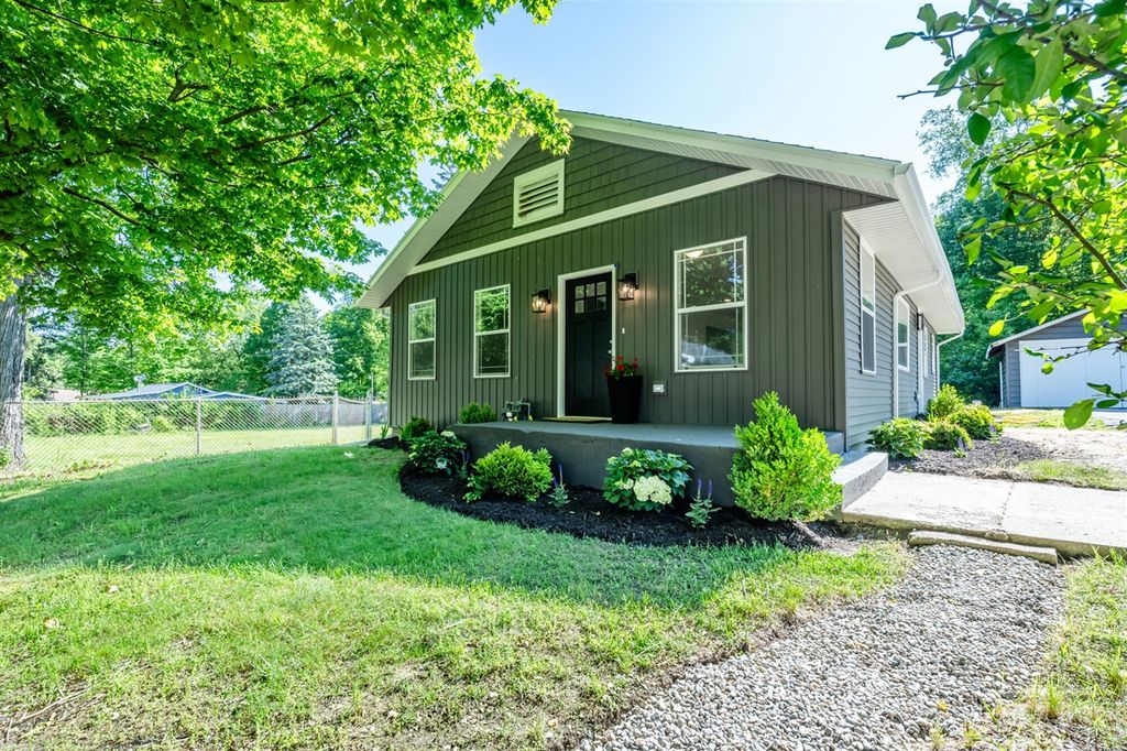 6027 Superior Street, Coloma, MI 49038