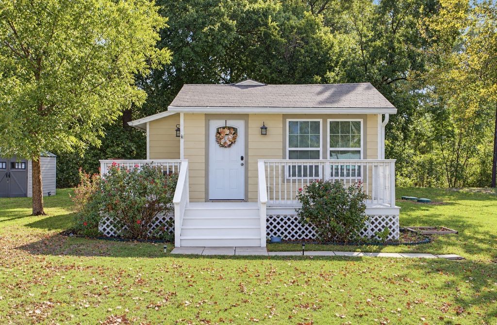 328 Spring Valley Circle, Azle, TX 76020 — exterior