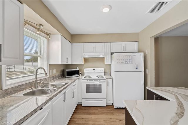 922 SE 27th TER, Cape Coral, FL 33904