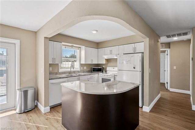 922 SE 27th TER, Cape Coral, FL 33904