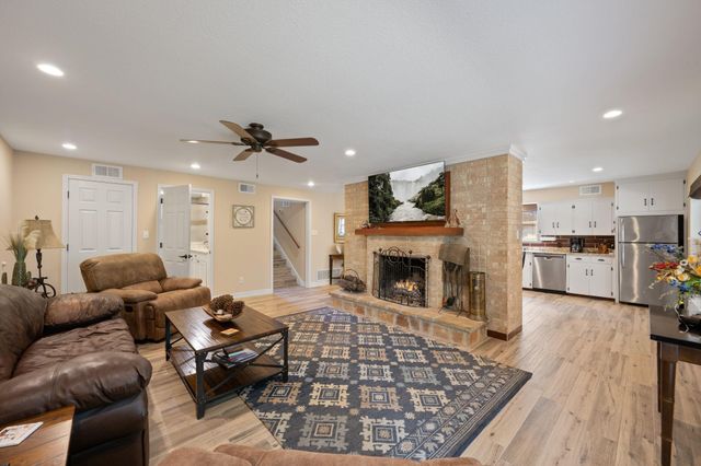 1105 Edgewater DR, Spicewood, TX 78669