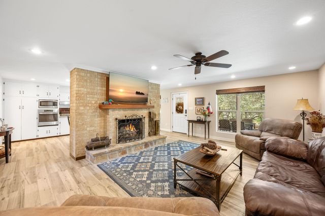 1105 Edgewater DR, Spicewood, TX 78669