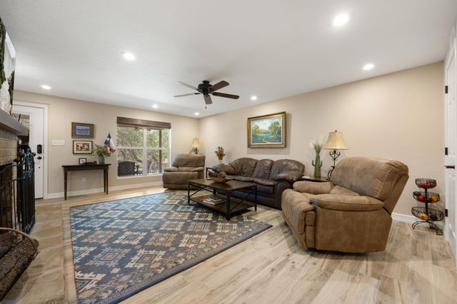 1105 Edgewater DR, Spicewood, TX 78669