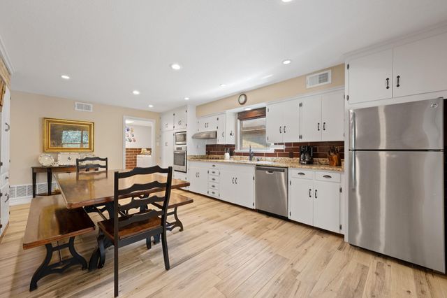 1105 Edgewater DR, Spicewood, TX 78669