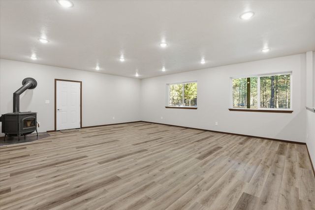 27501 N Bruce Rd, Chattaroy, WA 99003