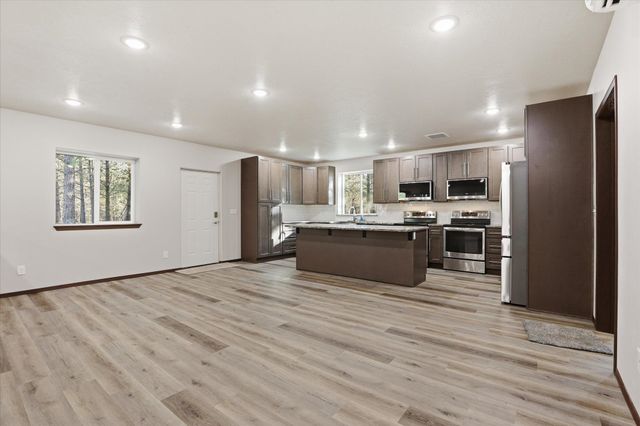 27501 N Bruce Rd, Chattaroy, WA 99003