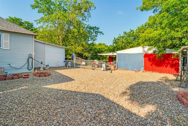 602 N Denison Street, Bells, TX 75414