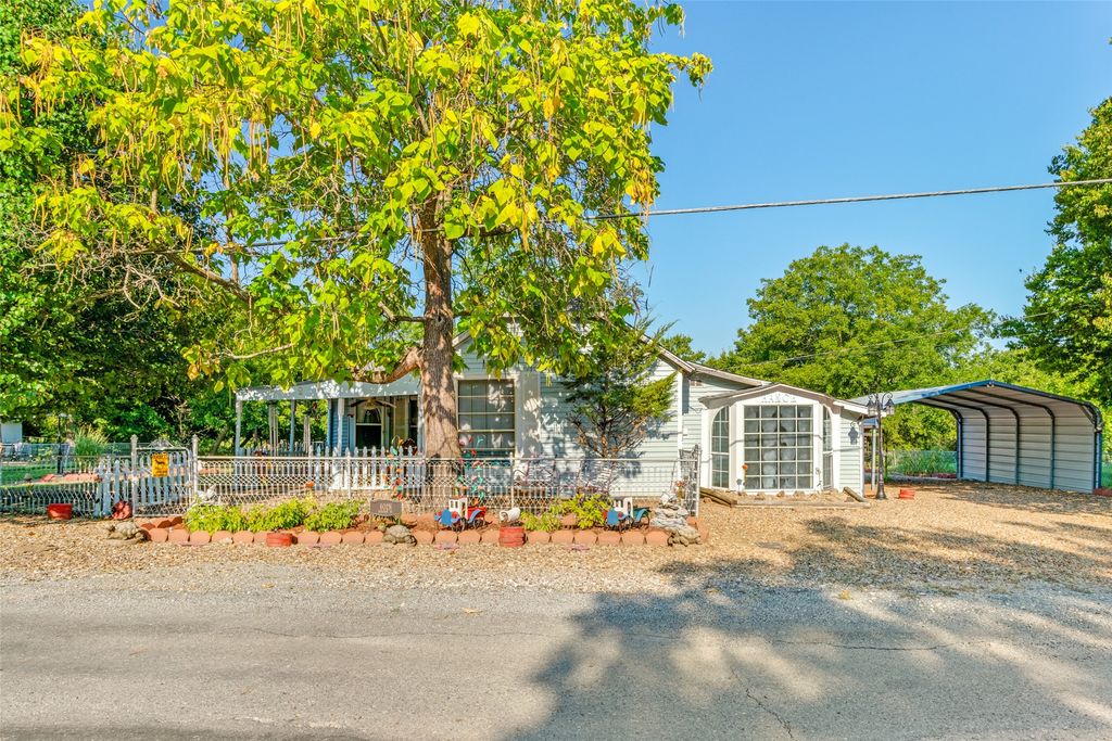 602 N Denison Street, Bells, TX 75414
