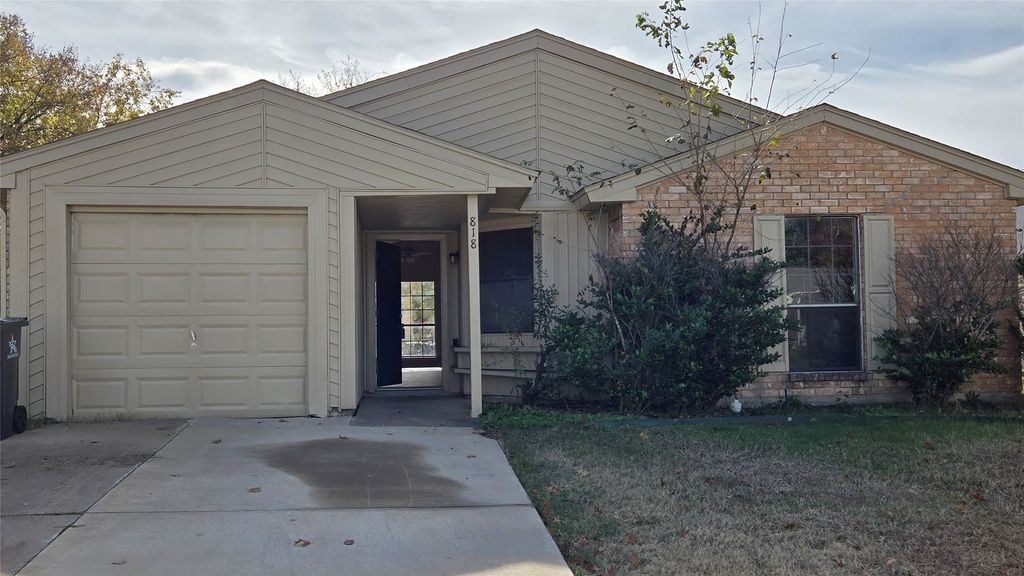 818 Edgemont Drive, Arlington, TX 76017