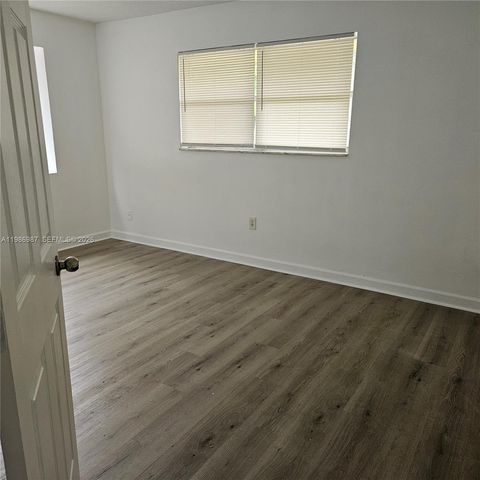 27 SW 8th Ct 27, Hallandale Beach, FL 33009