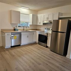 27 SW 8th Ct 27, Hallandale Beach, FL 33009