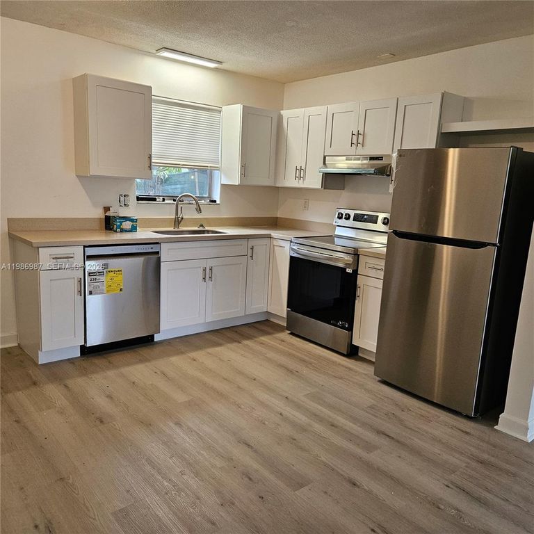 27 SW 8th Ct 27, Hallandale Beach, FL 33009