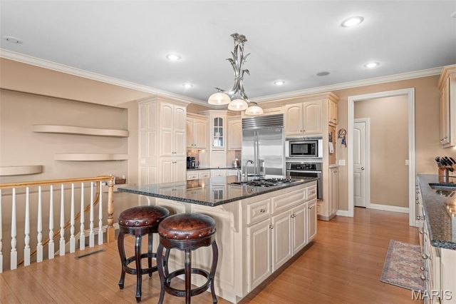 180 Crescent Circle, Hollister, MO 65672