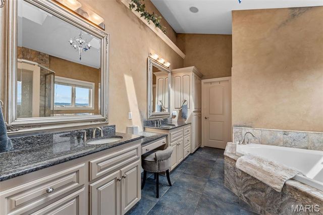 180 Crescent Circle, Hollister, MO 65672