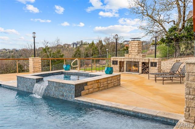 180 Crescent Circle, Hollister, MO 65672