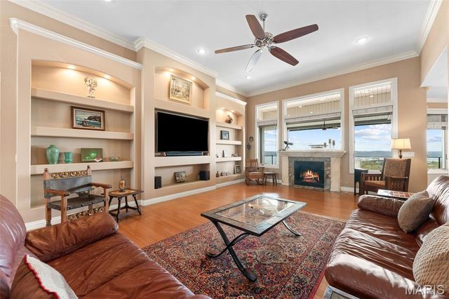 180 Crescent Circle, Hollister, MO 65672