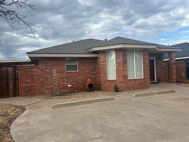 704 Hickory Street, Levelland, TX 79336