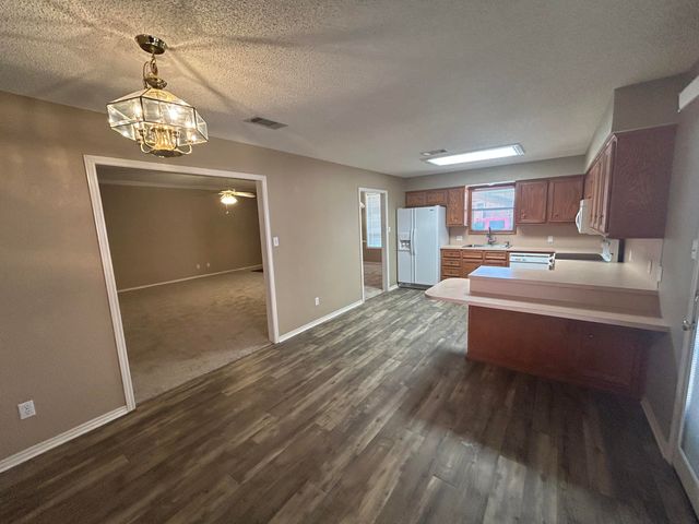 704 Hickory Street, Levelland, TX 79336