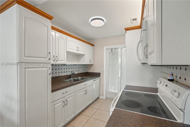 2600 Diana Dr 208, Hallandale Beach, FL 33009