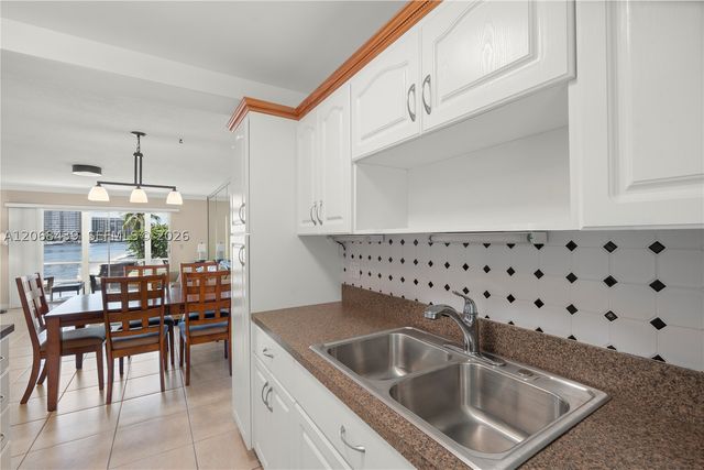 2600 Diana Dr 208, Hallandale Beach, FL 33009