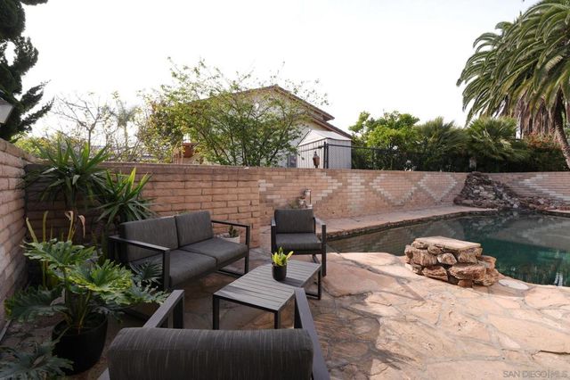 1450 Highland Dr, Solana Beach, CA 92075