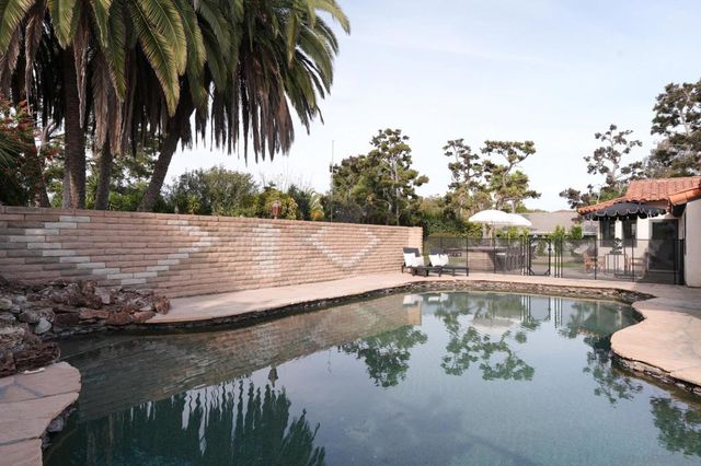 1450 Highland Dr, Solana Beach, CA 92075