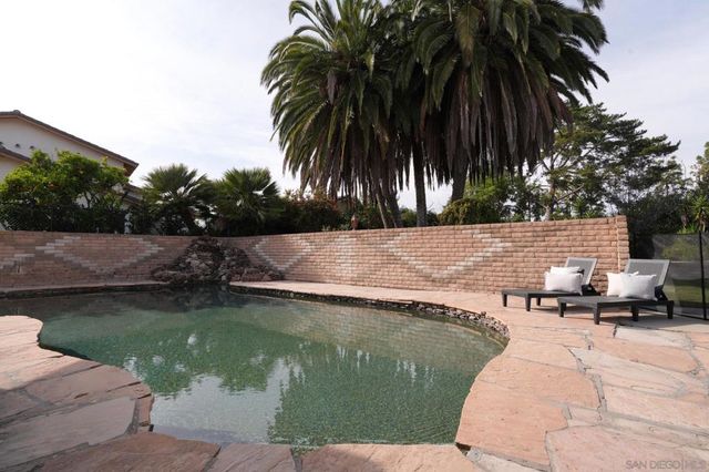 1450 Highland Dr, Solana Beach, CA 92075