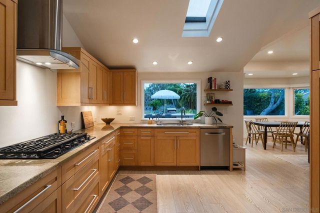 1450 Highland Dr, Solana Beach, CA 92075